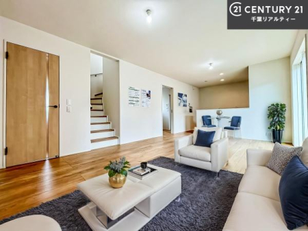 ���r���O �Ƌ��CG�p�[�X�ł��B�傫�ȑ����炽���Ղ�̗z���������閾�邢���r���O�B�J�����̂��郊�r���O�ŉƑ��c���̂��났�̎��Ԃ��߂����܂��I