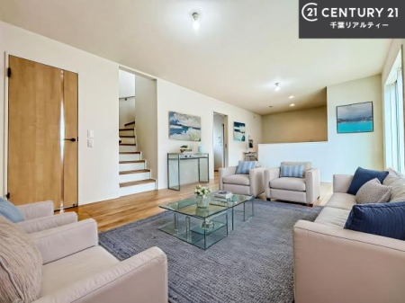 ���r���O �Ƌ�́ACG�p�[�X�ł��B��؂ȉƑ����W�܂邩�炱��LDK�ɂ͂�����肽���B
�q�����������C�ɏ΂��Ȃ��瑖�����Ă���p�����������u�L���Ƃɂ��ėǂ������v�Ǝv���u�Ԃł��B