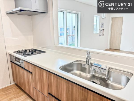 �L�b�`�� ��l�C�̑Ζʎ��V�X�e���L�b�`�����̗p���Ă��܂��I���Ƒ��̃R�~���j�P�[�V���������R�Ƒ�����݌v�ł��B
���q�l�ɂ��ڂ��͂��̂Ŋ������ł��ˁB���[�͂�����܂��I