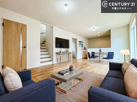 ���r���O �Ƌ�́ACG�p�[�X�ł��B��؂ȉƑ����W�܂邩�炱��LDK�ɂ͂�����肽���B
�q�����������C�ɏ΂��Ȃ��瑖�����Ă���p�����������u�L���Ƃɂ��ėǂ������v�Ǝv���u�Ԃł��B