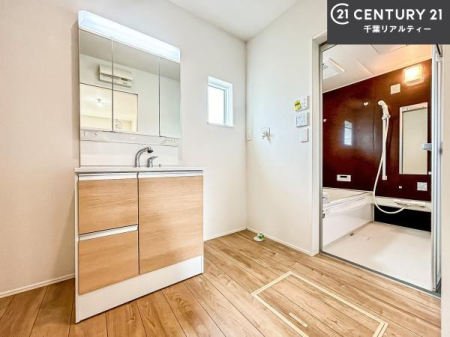 ���ʑ�E���ʏ� �O�ʋ��d�l�̐��ʏ��́A�g�����Ȃ݂����₷������I���͎��[�ɂȂ��Ă��܂��B�h���C���[�₨���ϓ����Еt������̂Ő��ʑ������X�b�L���ƌ����邱�Ƃ��o���܂��I