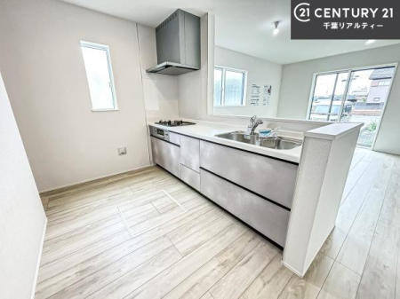 �L�b�`�� ��Ƃ肠�钲���X�y�[�X�ō�Ƃ����₷�����K�ȃL�b�`���ł��I
���q�l�ƈꏏ�ɂ��َq������y���߂�L�X�X�y�[�X�ł��B�y�����������ԂɂȂ肻���ł��ˁI