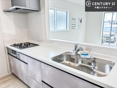 �L�b�`�� ��l�C�̑Ζʎ��V�X�e���L�b�`�����̗p���Ă��܂��I���Ƒ��̃R�~���j�P�[�V���������R�Ƒ�����݌v�ł��B
���q�l�ɂ��ڂ��͂��̂Ŋ������ł��ˁB���[�͂�����܂��I