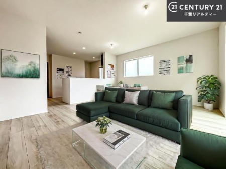 ���r���O �Ƌ�́ACG�p�[�X�ł��B��؂ȉƑ����W�܂邩�炱��LDK�ɂ͂�����肽���B
�q�����������C�ɏ΂��Ȃ��瑖�����Ă���p�����������u�L���Ƃɂ��ėǂ������v�Ǝv���u�Ԃł��B