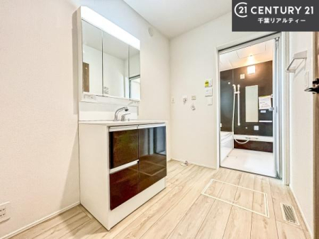 ���ʑ�E���ʏ� �O�ʋ��d�l�̐��ʏ��́A�g�����Ȃ݂����₷������I���͎��[�ɂȂ��Ă��܂��B�h���C���[�₨���ϓ����Еt������̂Ő��ʑ������X�b�L���ƌ����邱�Ƃ��o���܂��I