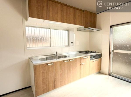 �L�b�`�� �V�K�������ꂽ�������L�b�`���B���������ӂ���ԂŁA�C�����悭���������y���߂�A�����ɂ��ꂵ����V���ꂽ�ݔ��ł��B