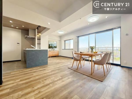 ���r���O �Ƌ�́ACG�p�[�X�ł��B��؂ȉƑ����W�܂邩�炱��LDK�ɂ͂�����肽���B
�q�����������C�ɏ΂��Ȃ��瑖�����Ă���p�����������u�L���Ƃɂ��ėǂ������v�Ǝv���u�Ԃł��B