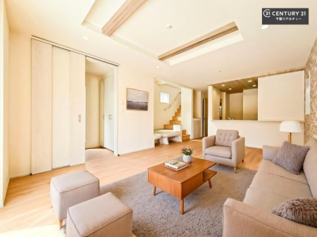 ���r���O �Ƌ�́ACG�p�[�X�ł��B��؂ȉƑ����W�܂邩�炱��LDK�ɂ͂�����肽���B
�q�����������C�ɏ΂��Ȃ��瑖�����Ă���p�����������u�L���Ƃɂ��ėǂ������v�Ǝv���u�Ԃł��B