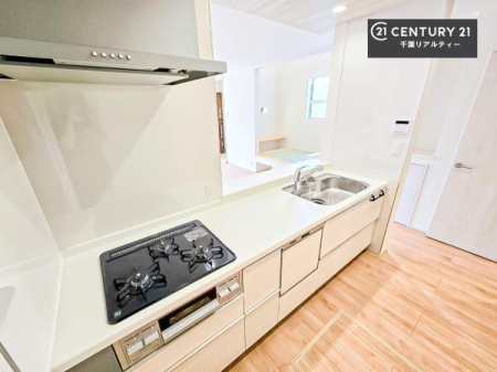 �L�b�`�� ��l�C�̑Ζʎ��V�X�e���L�b�`�����̗p���Ă��܂��I���Ƒ��̃R�~���j�P�[�V���������R�Ƒ�����݌v�ł��B
���q�l�ɂ��ڂ��͂��̂Ŋ������ł��ˁB���[�͂�����܂��I