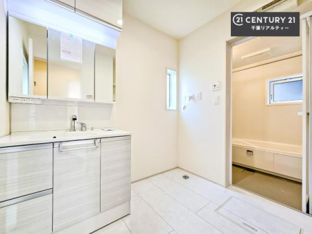 ���ʑ�E���ʏ� �O�ʋ��d�l�̐��ʏ��́A�g�����Ȃ݂����₷������I���͎��[�ɂȂ��Ă��܂��B�h���C���[�₨���ϓ����Еt������̂Ő��ʑ������X�b�L���ƌ����邱�Ƃ��o���܂��I