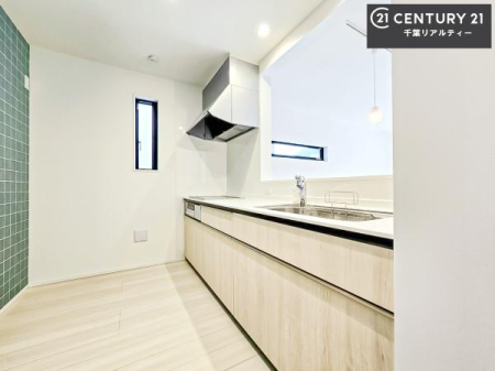 �L�b�`�� ��Ƃ肠�钲���X�y�[�X�ō�Ƃ����₷�����K�ȃL�b�`���ł��I
���q�l�ƈꏏ�ɂ��َq������y���߂�L�X�X�y�[�X�ł��B�y�����������ԂɂȂ肻���ł��ˁI