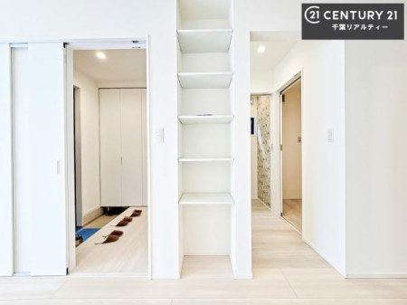 ���[ ���r���O�ɂ́A�I�����Ă��܂��I��������[�Ő������ڂ�S�����邱�Ƃ��ł��܂��ˁI
���[�̂ق��ɃC���e���A��u���Ă��킢����ԂɎd�グ�邱�Ƃ��ł��܂��I