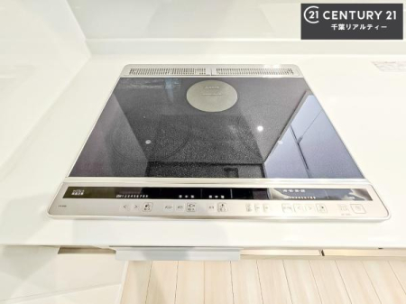 �L�b�`�� H�N�b�L���O�q�[�^�[���̗p�����L�b�`���́A�΂��g��Ȃ����߈��S���Ă��g�����������܂��B�\�ʂ��t���b�g�ł����������₷���A��������T�b�Ɛ@������̂��������|�C���g�B