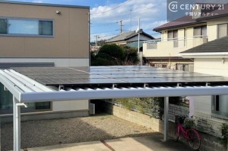 ���ԏ� �\�[���[�p�l���t���J�[�|�[�g�B��؂Ȉ��Ԃ��J���A�~�̎����ɂ͑����������Ă���܂��B
���Ј�x�A���C�y�ɂ��₢���킹���������B