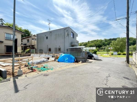 �O�ʓ��H�܂ތ��n�ʐ^ �����������X���݂��L����ՐÂȏZ��X�Ɉʒu���A���₩�ŐS���炮��炵��������Z���ł��B