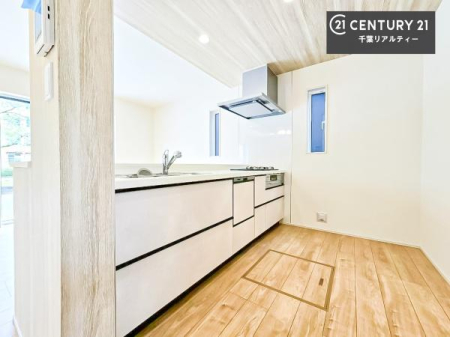 �L�b�`�� ��Ƃ肠�钲���X�y�[�X�ō�Ƃ����₷�����K�ȃL�b�`���ł��I
���q�l�ƈꏏ�ɂ��َq������y���߂�L�X�X�y�[�X�ł��B�y�����������ԂɂȂ肻���ł��ˁI