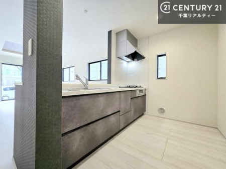 �L�b�`�� ��Ƃ肠�钲���X�y�[�X�ō�Ƃ����₷�����K�ȃL�b�`���ł��I
���q�l�ƈꏏ�ɂ��َq������y���߂�L�X�X�y�[�X�ł��B�y�����������ԂɂȂ肻���ł��ˁI