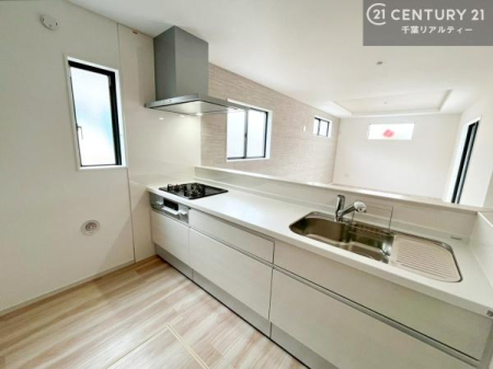 �L�b�`�� ��l�C�̑Ζʎ��V�X�e���L�b�`�����̗p���Ă��܂��I���Ƒ��̃R�~���j�P�[�V���������R�Ƒ�����݌v�ł��B
���q�l�ɂ��ڂ��͂��̂Ŋ������ł��ˁI�L�X�g���ĉ��K�ō�Ƃ��i�݂܂��B