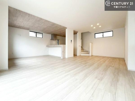 ���r���O �D�����z���܂肪���r���O����ł���ċ��S�n�̗ǂ���Ԃ����o���Ă���܂��I
���났�̎��Ԃ��߂����܂��I