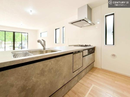 �L�b�`�� ��l�C�̑Ζʎ��V�X�e���L�b�`�����̗p���Ă��܂��I���Ƒ��̃R�~���j�P�[�V���������R�Ƒ�����݌v�ł��B
���q�l�ɂ��ڂ��͂��̂Ŋ������ł��ˁB���[�͂�����܂��I