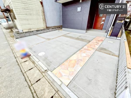 ���ԏ� ���ԃX�y�[�X��3�䕪����܂�(�Ԏ�ɂ��)�I�Z�J���h�J�[�͂������A�o�C�N�⎩�]�ԂȂǂ��u���ꏊ�ɍ���܂���B