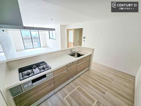 �L�b�`�� ��l�C�̑Ζʎ��V�X�e���L�b�`�����̗p���Ă��܂��I���Ƒ��̃R�~���j�P�[�V���������R�Ƒ�����݌v�ł��B
���q�l�ɂ��ڂ��͂��̂Ŋ������ł��ˁI�L�X�g���ĉ��K�ō�Ƃ��i�݂܂��B