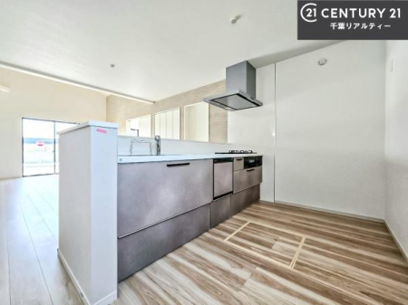 �L�b�`�� ��l�C�̑Ζʎ��V�X�e���L�b�`�����̗p���Ă��܂��I���Ƒ��̃R�~���j�P�[�V���������R�Ƒ�����݌v�ł��B
���q�l�ɂ��ڂ��͂��̂Ŋ������ł��ˁB���[�͂�����܂��I