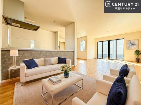 ���r���O �Ƌ��CG�p�[�X�ł��B��؂ȉƑ����W�܂邩�炱��LDK�ɂ͂�����肽���B
�q�����������C�ɏ΂��Ȃ��瑖�����Ă���p�����������u�L���Ƃɂ��ėǂ������v�Ǝv���u�Ԃł��B