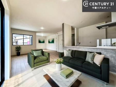 ���r���O �Ƌ��CG�p�[�X�ł��B��؂ȉƑ����W�܂邩�炱��LDK�ɂ͂�����肽���B
�q�����������C�ɏ΂��Ȃ��瑖�����Ă���p�����������u�L���Ƃɂ��ėǂ������v�Ǝv���u�Ԃł��B