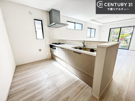 �L�b�`�� ��Ƃ肠�钲���X�y�[�X�ō�Ƃ����₷�����K�ȃL�b�`���ł��I
���q�l�ƈꏏ�ɂ��َq������y���߂�L�X�X�y�[�X�ł��B�y�����������ԂɂȂ肻���ł��ˁI