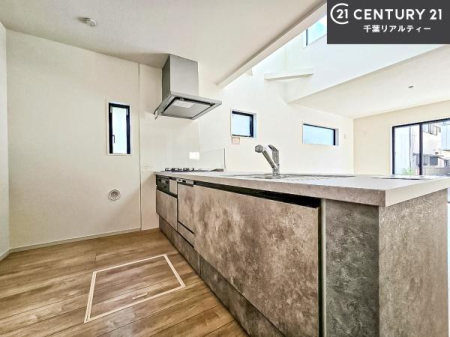 �L�b�`�� ��l�C�̑Ζʎ��V�X�e���L�b�`�����̗p���Ă��܂��I���Ƒ��̃R�~���j�P�[�V���������R�Ƒ�����݌v�ł��B
���q�l�ɂ��ڂ��͂��̂Ŋ������ł��ˁI�L�X�g���ĉ��K�ɍ�Ƃ��i�݂܂��B