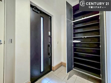 ���� �V���[�Y�{�b�N�X�t���Ȃ̂ŁA���ւ��Еt�����|�������₷���ł��I
�X�b�L���������ւŌ˂��J�����u�ԁA�������̂���S�n������Ԃ��o�}���Ă���܂��B