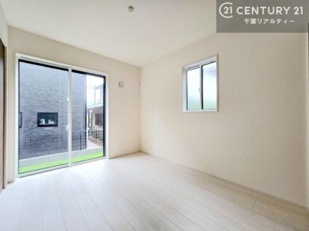 �q������ ���r���O���ɔz�u���ꂽ�m���́A���q�l�̂������ɂ҂�����̈ʒu�B���Ƒ��Ƃ̃R�~���j�P�[�V���������₷���A������g�߂Ɋ���������S�̋�Ԃł��B