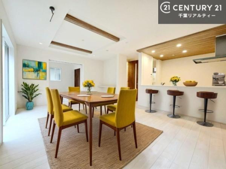 ���r���O �Ƌ�́ACG�p�[�X�ł��B��؂ȉƑ����W�܂邩�炱��LDK�ɂ͂�����肽���B
�q�����������C�ɏ΂��Ȃ��瑖�����Ă���p�����������u�L���Ƃɂ��ėǂ������v�Ǝv���u�Ԃł��B