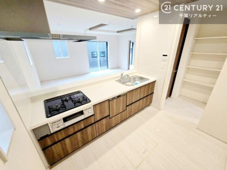 �L�b�`�� ��l�C�̑Ζʎ��V�X�e���L�b�`�����̗p���Ă��܂��I���Ƒ��̃R�~���j�P�[�V���������R�Ƒ�����݌v�ł��B
���q�l�ɂ��ڂ��͂��̂Ŋ������ł��ˁB���[�͂�����܂��I