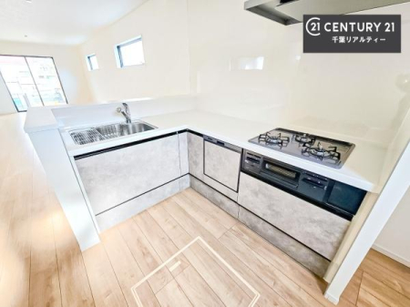 �L�b�`�� �����̉Ǝ��������Ɖ��K�ɁB�����E�z�V�E�Еt���܂ł��X���[�Y�ɂ��Ȃ���L���^�L�b�`�����̗p�B�V���N�ƃR������90�x�̊p�x�Ŕz�u����A�̂������Ɖ񂷂����Œ��������������B