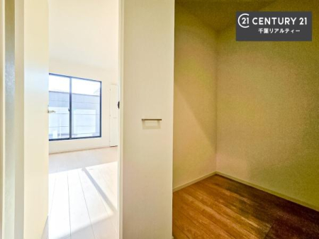 ���[ �E�H�[�N�C���N���[�[�b�g�t���ł��B��������̂��m���Ȃǂ����[���Ă��������ł��ˁI���ɂ���@�������ȂǋG�ߕ��̑傫�ȉƓd�����[�ł��܂��B