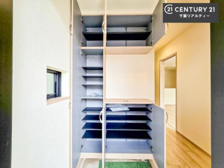 ���� �V���[�Y�{�b�N�X�t���B���ւ��Еt�����|�������₷���ł��I
�X�b�L���������ւŌ˂��J�����u�ԁA�������̂���S�n������Ԃ��o�}���Ă���܂��B