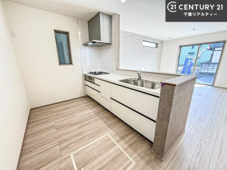 �L�b�`�� ��l�C�̑Ζʎ��V�X�e���L�b�`�����̗p���Ă��܂��I���Ƒ��̃R�~���j�P�[�V���������R�Ƒ�����݌v�ł��B
���q�l�ɂ��ڂ��͂��̂Ŋ������ł��ˁI�L�X�g���ĉ��K�ō�Ƃ��i�݂܂��B