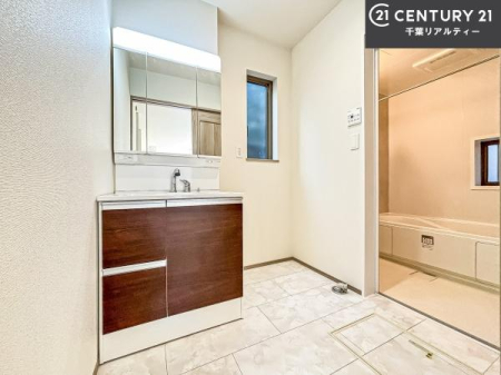 ���ʑ�E���ʏ� �O�ʋ��d�l�̐��ʏ��́A�g�����Ȃ݂����₷������I���͎��[�ɂȂ��Ă��܂��B�h���C���[�₨���ϓ����Еt������̂Ő��ʑ������X�b�L���ƌ����邱�Ƃ��o���܂��I