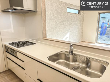 �L�b�`�� ��l�C�̑Ζʎ��V�X�e���L�b�`�����̗p���Ă��܂��I���Ƒ��̃R�~���j�P�[�V���������R�Ƒ�����݌v�ł��B
���q�l�ɂ��ڂ��͂��̂Ŋ������ł��ˁI�L�X�g���ĉ��K�ō�Ƃ��i�݂܂��B