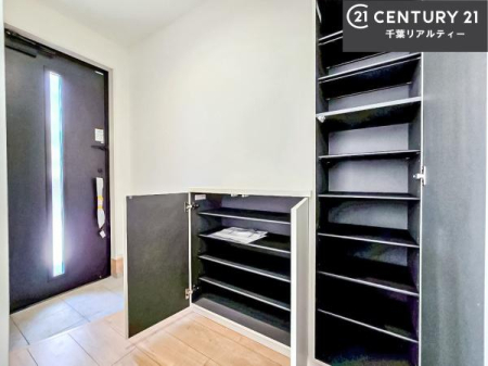 ���� �V���[�Y�{�b�N�X�t���B���ւ��Еt�����|�������₷���ł��I
�X�b�L���������ւŌ˂��J�����u�ԁA�������̂���S�n������Ԃ��o�}���Ă���܂��B