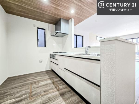 �L�b�`�� ��l�C�̑Ζʎ��V�X�e���L�b�`�����̗p���Ă��܂��I���Ƒ��̃R�~���j�P�[�V���������R�Ƒ�����݌v�ł��B
���q�l�ɂ��ڂ��͂��̂Ŋ������ł��ˁB�L�X�g���ĉ��K�ɍ�Ƃ��i�݂܂��B