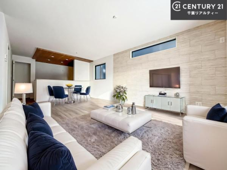 ���r���O �Ƌ��CG�p�[�X�ł��B�傫�ȑ����炽���Ղ�̗z���������閾�邢���r���O�B�J�����̂��郊�r���O�ŉƑ��c���̂��났�̎��Ԃ��߂����܂��B