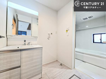 ���ʑ�E���ʏ� �O�ʋ��d�l�̐��ʏ��́A�g�����Ȃ݂����₷������I���͎��[�ɂȂ��Ă��܂��B�h���C���[�₨���ϓ����Еt������̂Ő��ʑ������X�b�L���ƌ����邱�Ƃ��o���܂��I