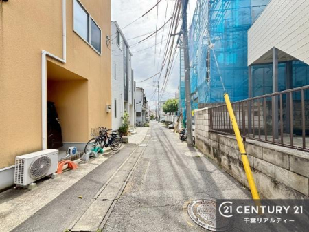 �O�ʓ��H�܂ތ��n�ʐ^ �����������X���݂��L����ՐÂȏZ��X�Ɉʒu���A���₩�ŐS���炮��炵��������Z���ł��B