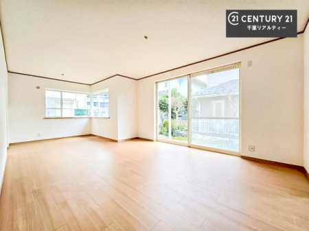 ���r���O �傫�ȑ����炽���Ղ�̗z���������閾�邢���r���O�B�J�����̂��郊�r���O�ŉƑ��c���̂��났�̎��Ԃ��߂����܂��B