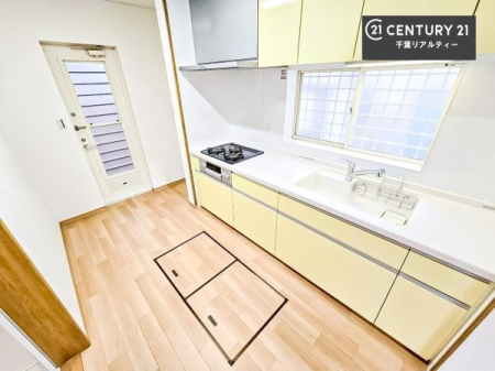 �L�b�`�� ��Ƃ肠�钲���X�y�[�X�ō�Ƃ����₷�����K�ȃL�b�`���ł��I
���q�l�ƈꏏ�ɂ��َq������y���߂�L�X�X�y�[�X�ł��B�y�����������ԂɂȂ肻���ł��ˁI