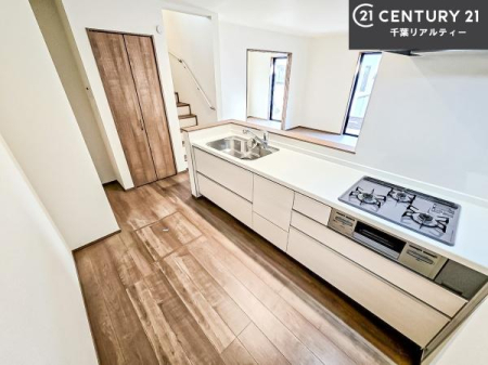 �L�b�`�� ��Ƃ肠�钲���X�y�[�X�ō�Ƃ����₷�����K�ȃL�b�`���ł��I
���q�l�ƈꏏ�ɂ��َq������y���߂�L�X�X�y�[�X�ł��B�y�����������ԂɂȂ肻���ł��ˁI