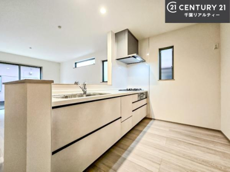 �L�b�`�� ��l�C�̑Ζʎ��V�X�e���L�b�`�����̗p���Ă��܂��I���Ƒ��̃R�~���j�P�[�V���������R�Ƒ�����݌v�ł��B
���q�l�ɂ��ڂ��͂��̂Ŋ������ł��ˁI�L�X�g���ĉ��K�ō�Ƃ��i�݂܂��B